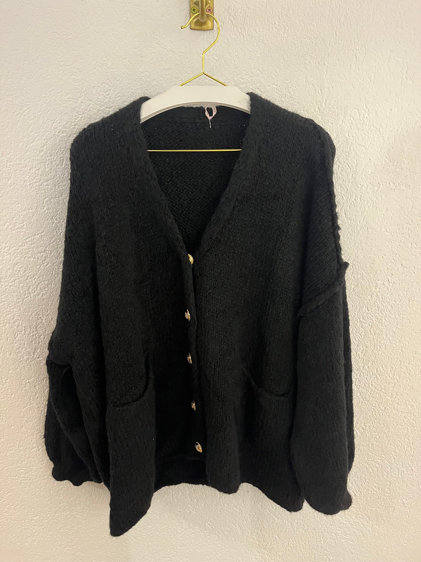 Weicher Oversized Cardigan mit vergoldeten Knöpfen