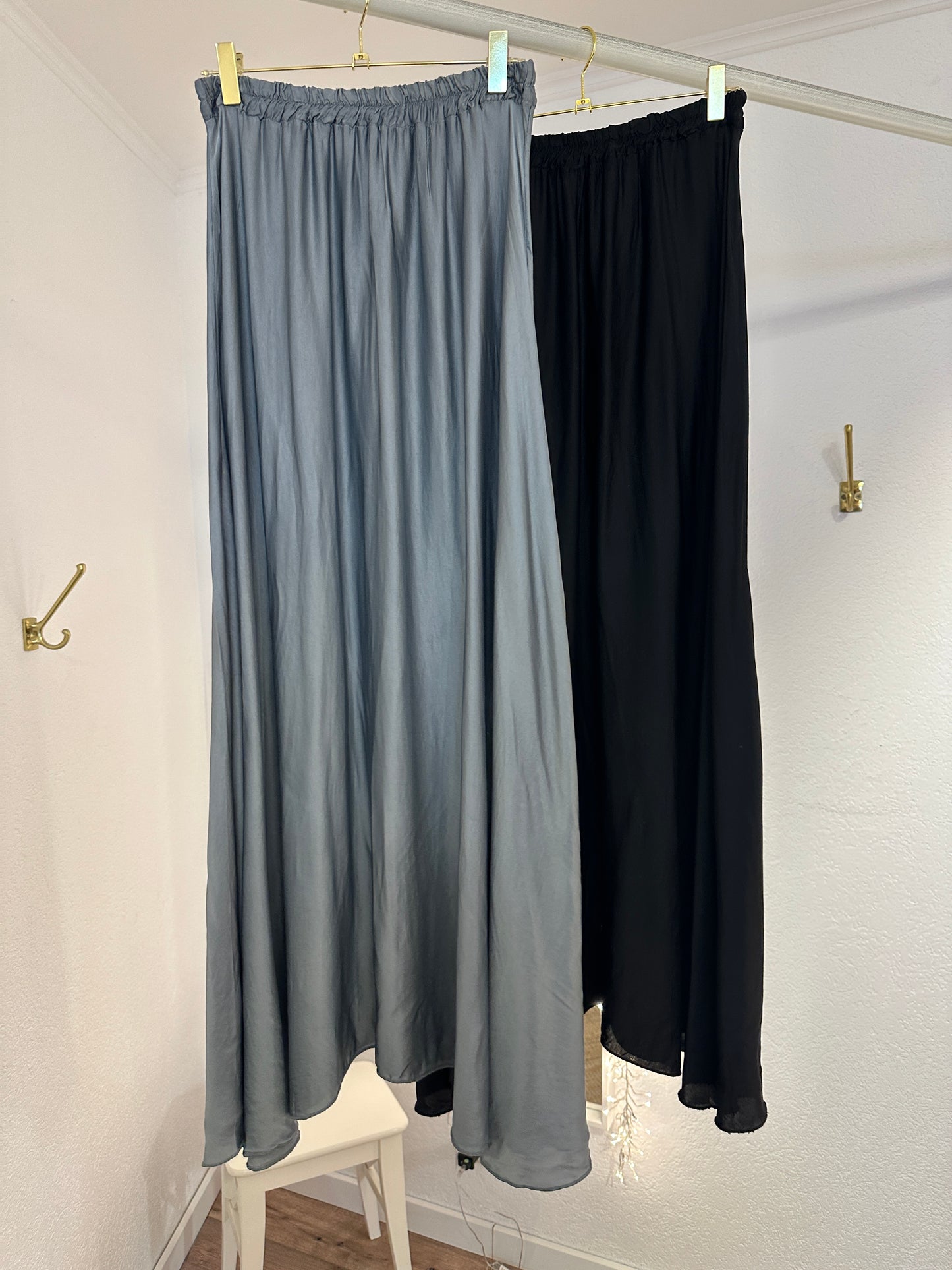 Weiter Rock in Seidenoptik versch. Farben