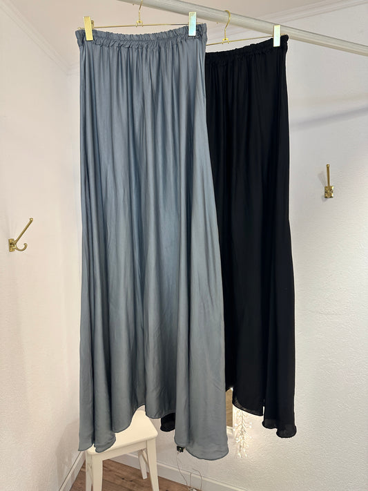 Weiter Rock in Seidenoptik versch. Farben