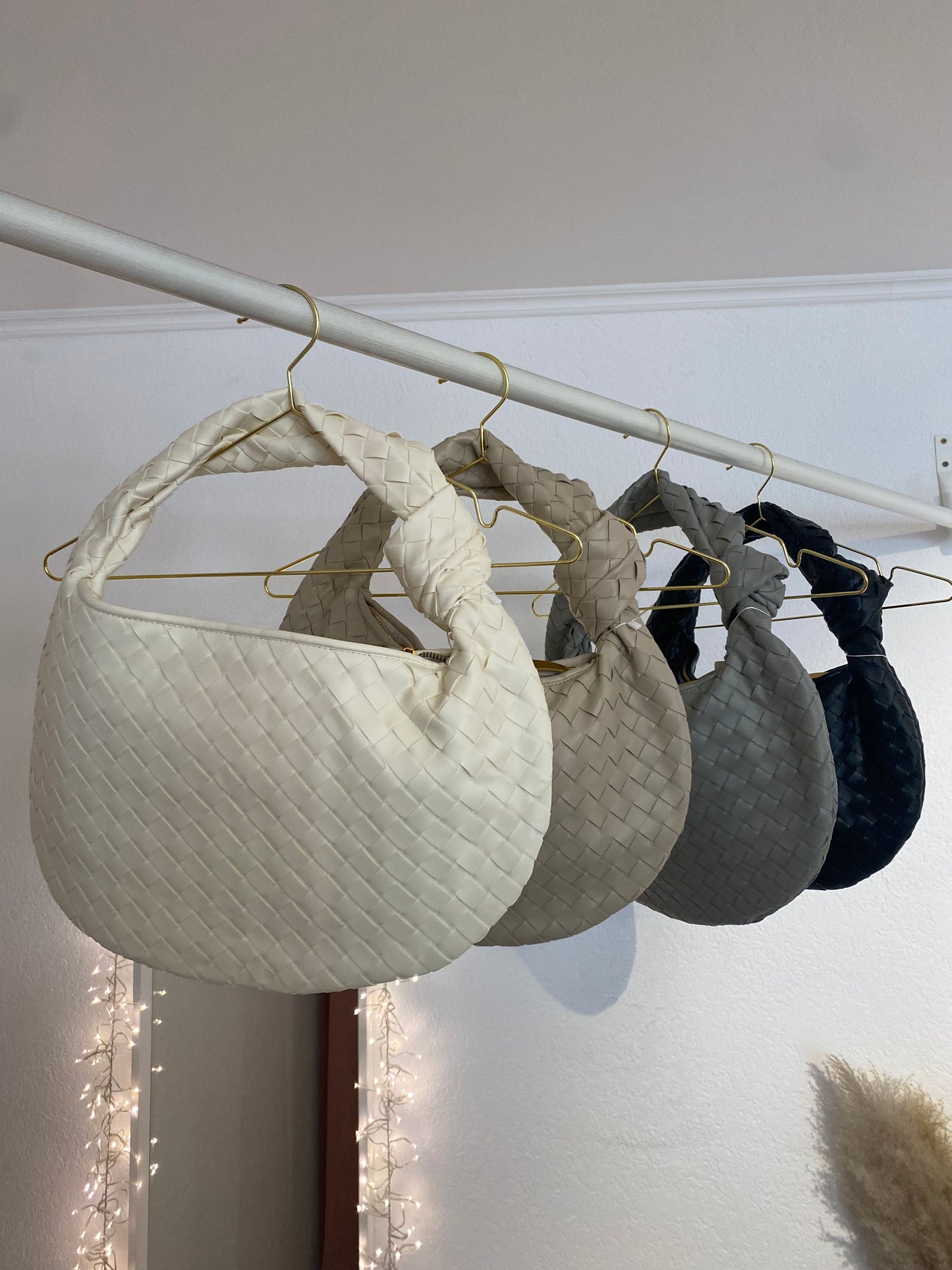 Große geflochtene Tasche mit Knoten in versch. Farben