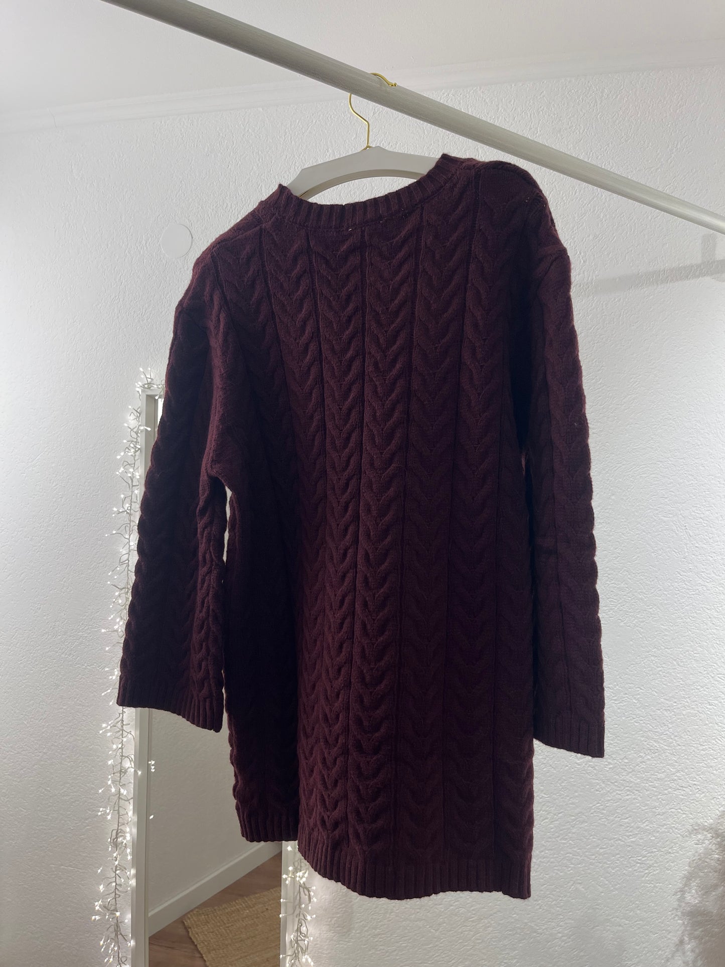Kurzes Strickkleid mit Zopfstrickmuster