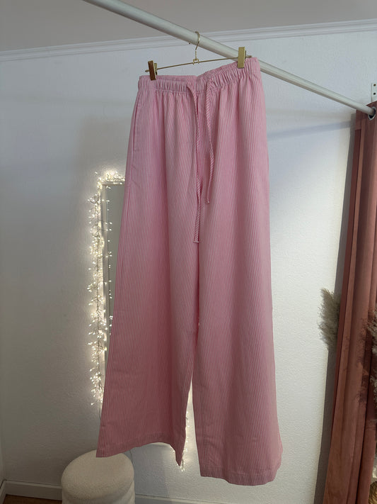 Weite, rosa gestreifte Hose