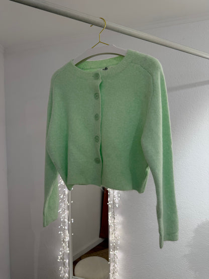 Kürzer geschnittene Cardigans versch. Farben