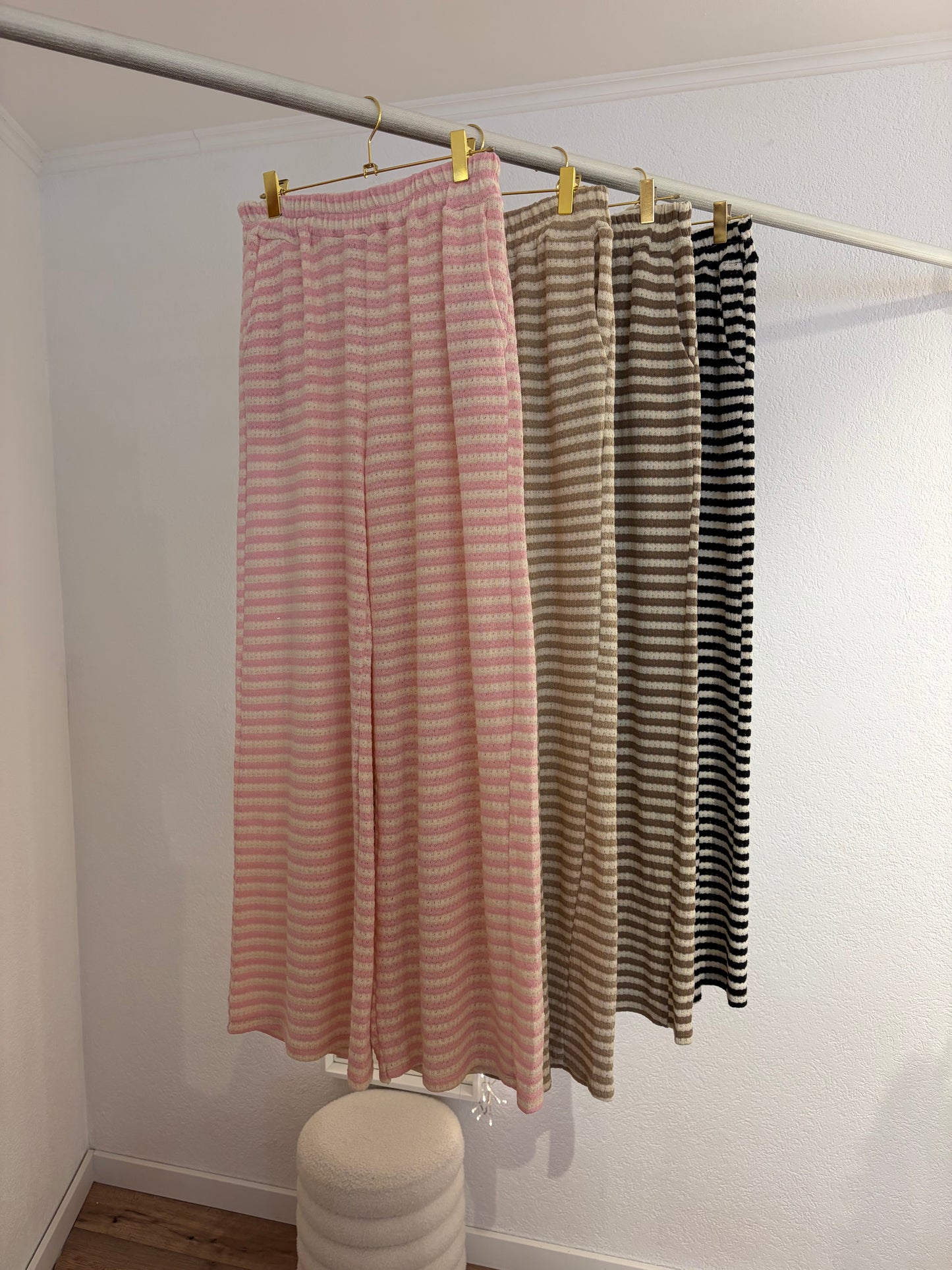 Gestreifte Stoffhose in versch. Farben