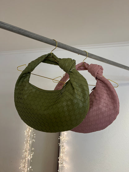 Große geflochtene Tasche mit Knoten in versch. Farben