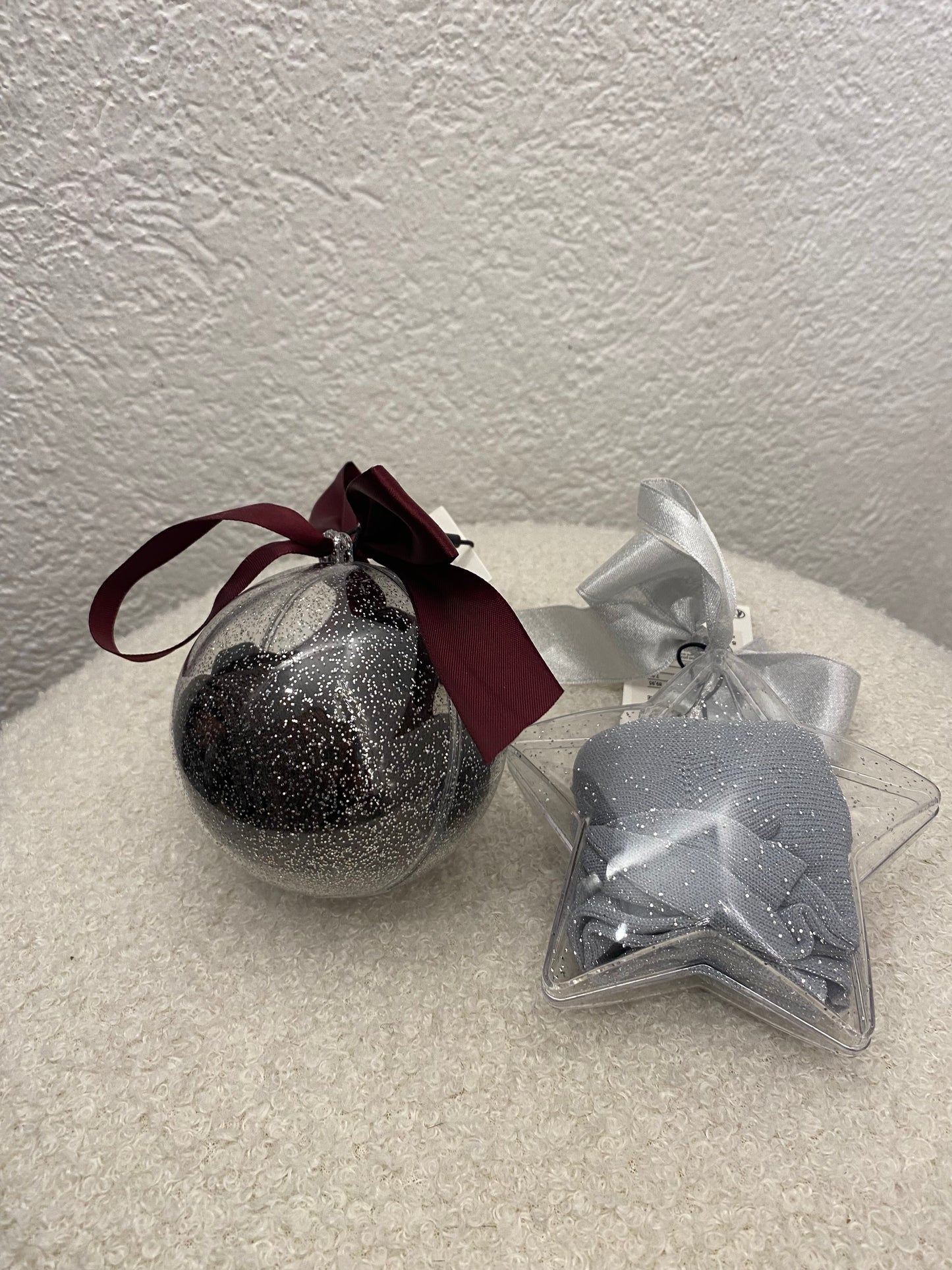 Süße Socken in Weihnachtskugeln