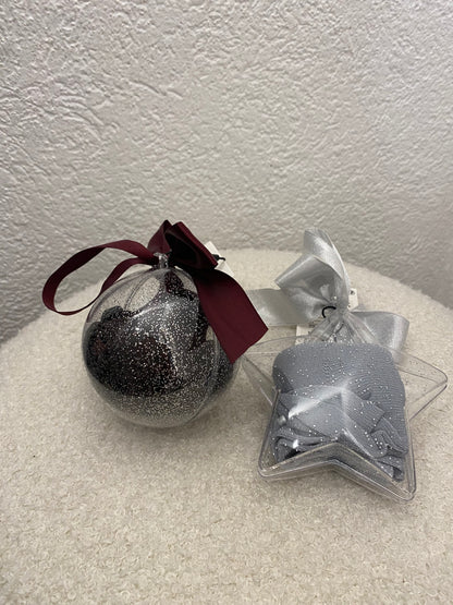 Süße Socken in Weihnachtskugeln