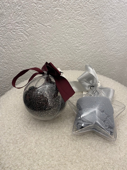 Süße Socken in Weihnachtskugeln