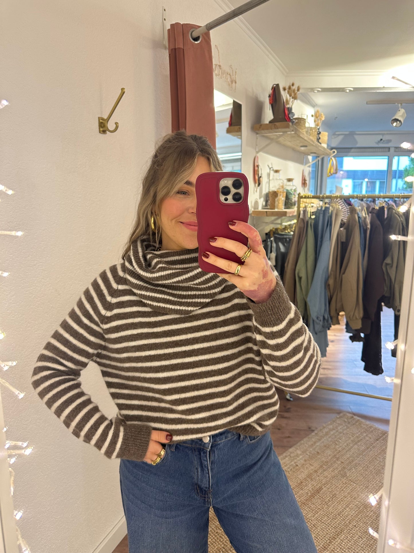 Gestreifter Off-Shoulder Strickpulli