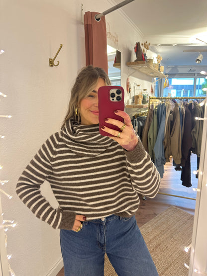 Gestreifter Off-Shoulder Strickpulli