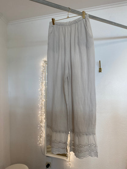 Musselinhose mit Spitzendetail