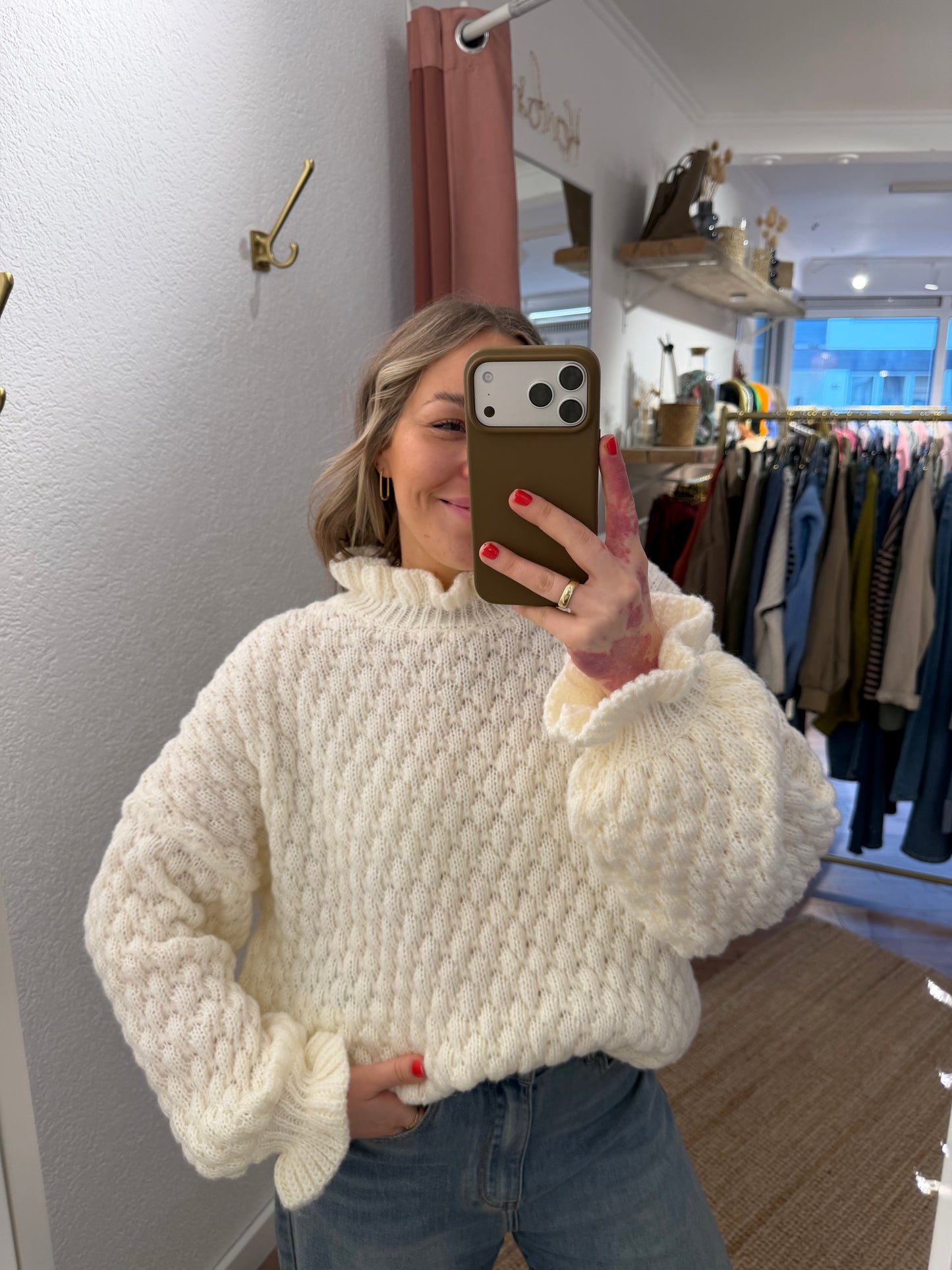 Strickpulli mit Rüschen