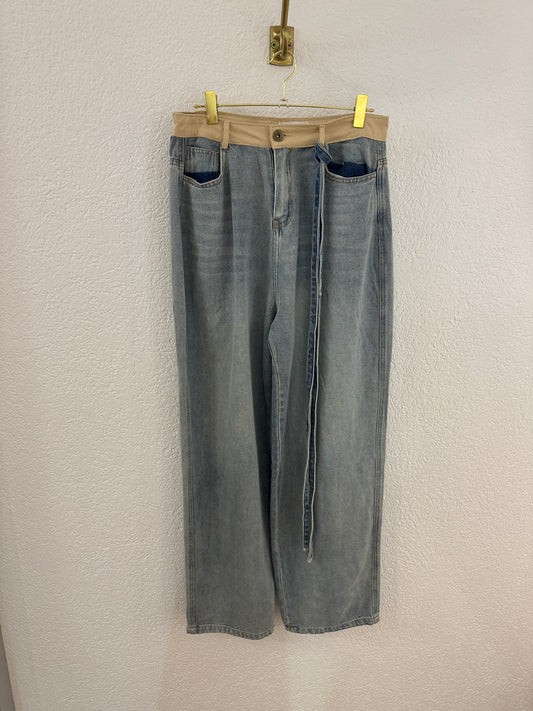 Jeans mit Bindegürtel