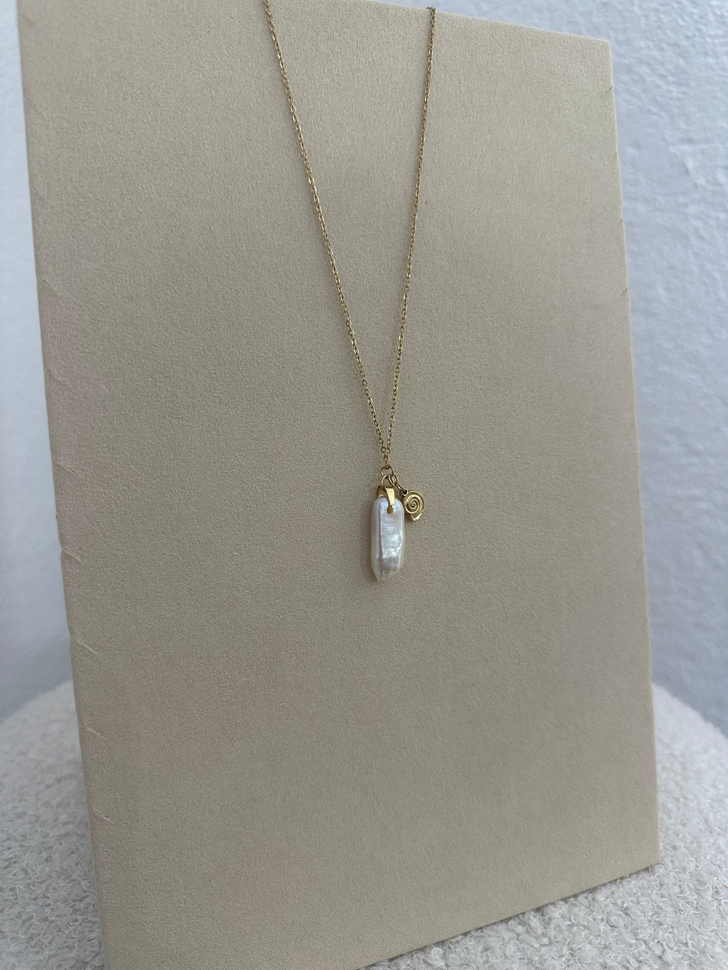 Kette mit Stein und Muschelanhänger