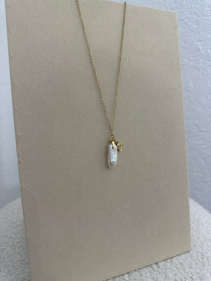 Kette mit Stein und Muschelanhänger