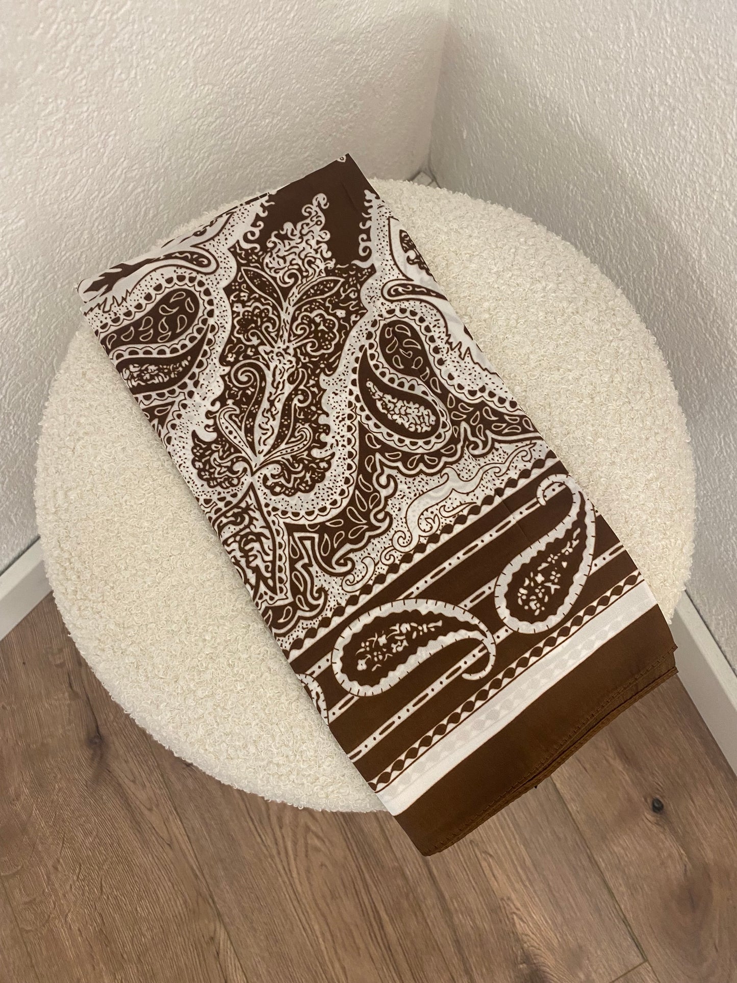 Seidentücher mit Paisley-Muster