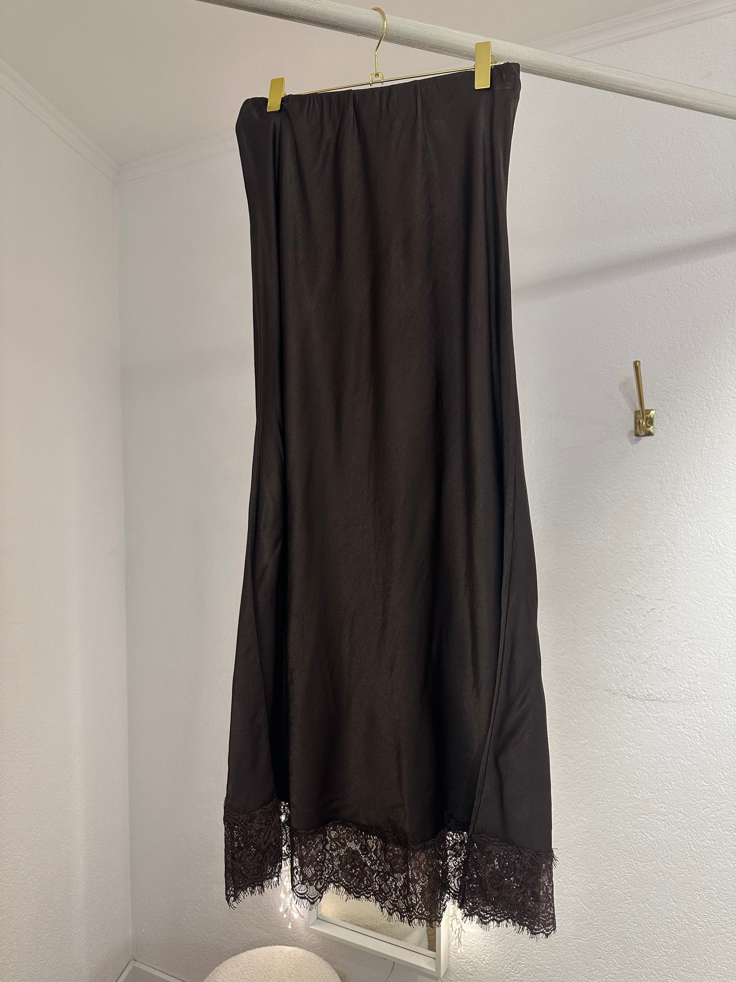 Rock in Seidenoptik mit Spitze