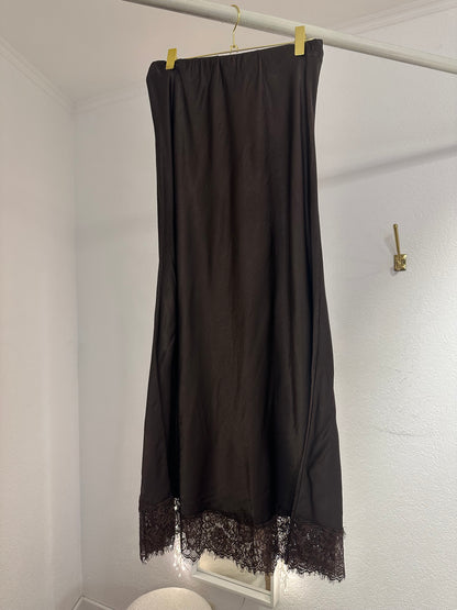 Rock in Seidenoptik mit Spitze