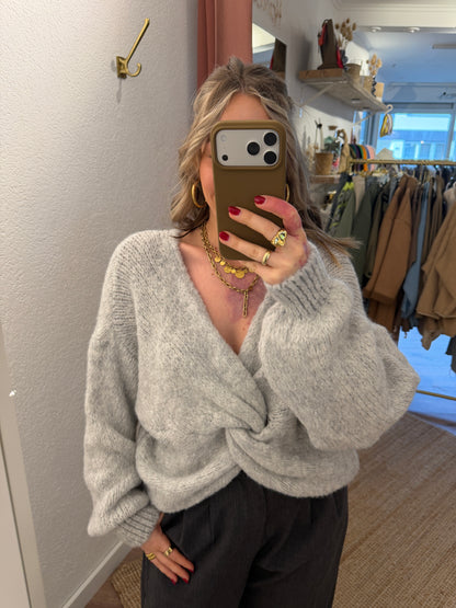 Eleganter Strickpulli mit Knoten Detail