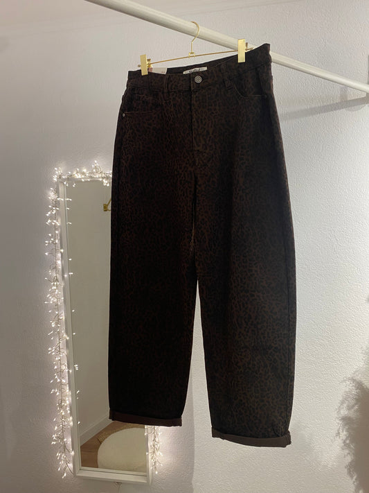 Momjeans mit Leoprint